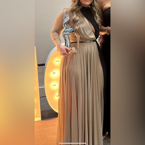 Formal dress - Picture 4 of 4